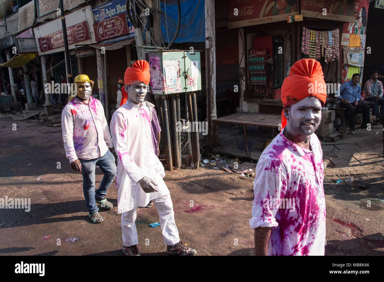 Célébrer Holi, une fête hindoue célébrant le printemps et l'amour avec les couleurs. Photographié à Varanasi dans l'Uttar Pradesh, Inde Banque D'Images