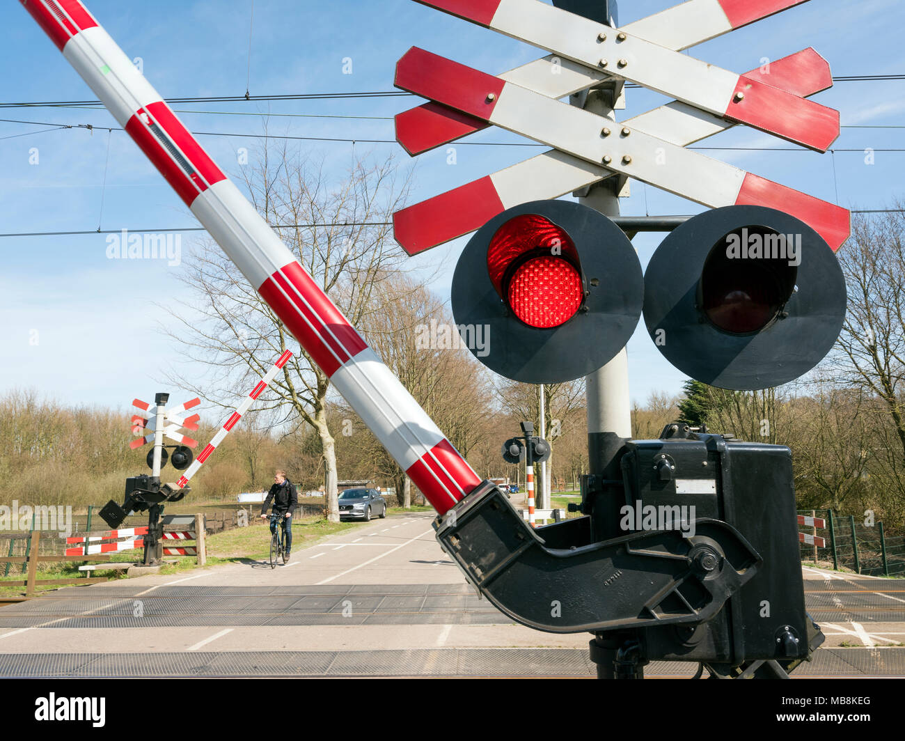 Passage à niveau de la Hollande avec des gens à vélo passant par Banque D'Images