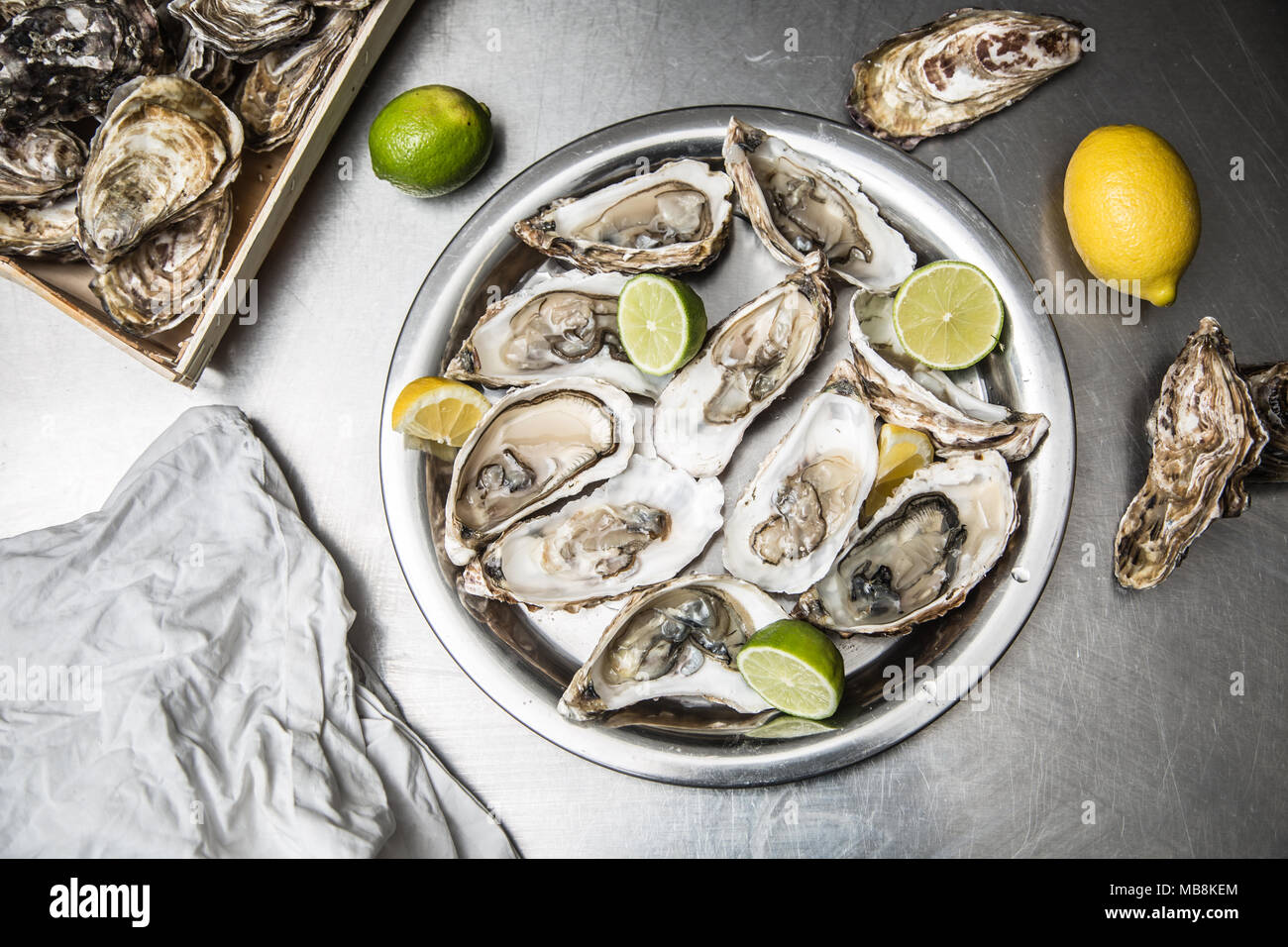 Plusieurs ouvrir les huîtres avec citron et de lime. Banque D'Images