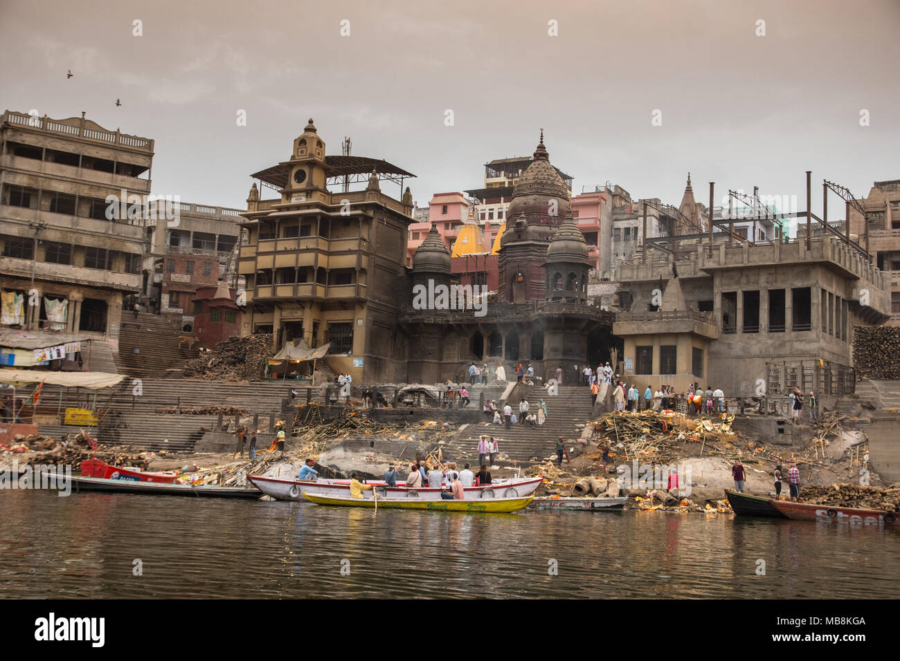 Pèlerins visitant la ville sainte et des barques colorées sur le Gange à Varanasi, Uttar Pradesh, Inde Banque D'Images