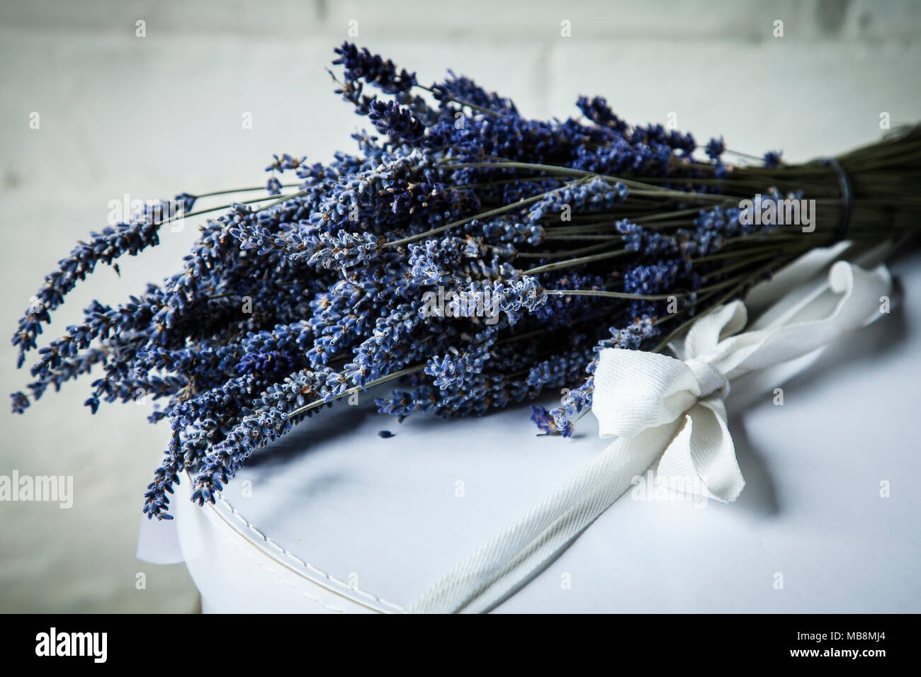 Bouquet de lavande séchée sur boîte à chapeau blanche Banque D'Images