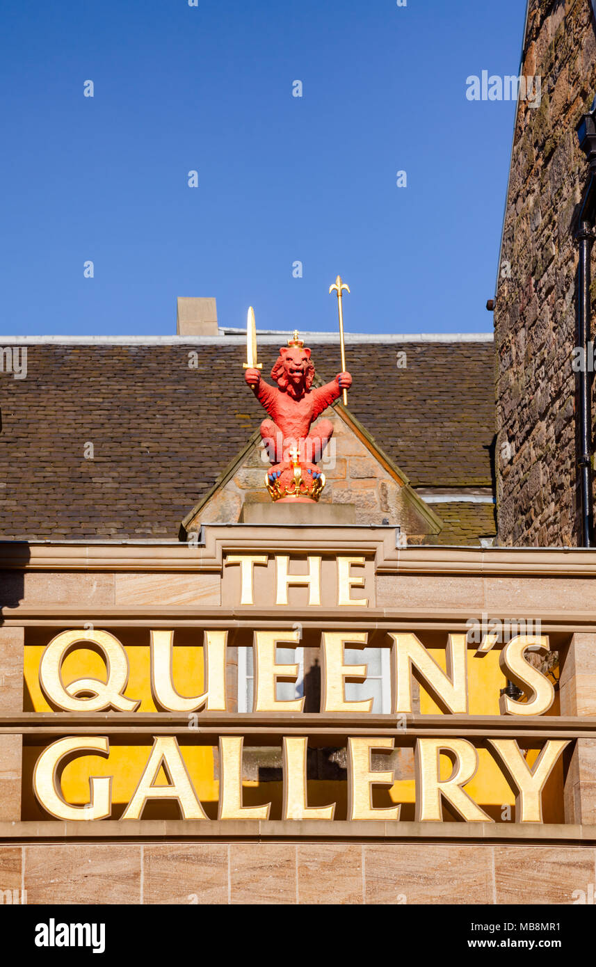 EDINBURGH, UK - Aug 8, 2012 : Scotland's red lion héraldique au dessus de l'entrée du Queen's Gallery Galerie d'art dans la Vieille Ville Banque D'Images