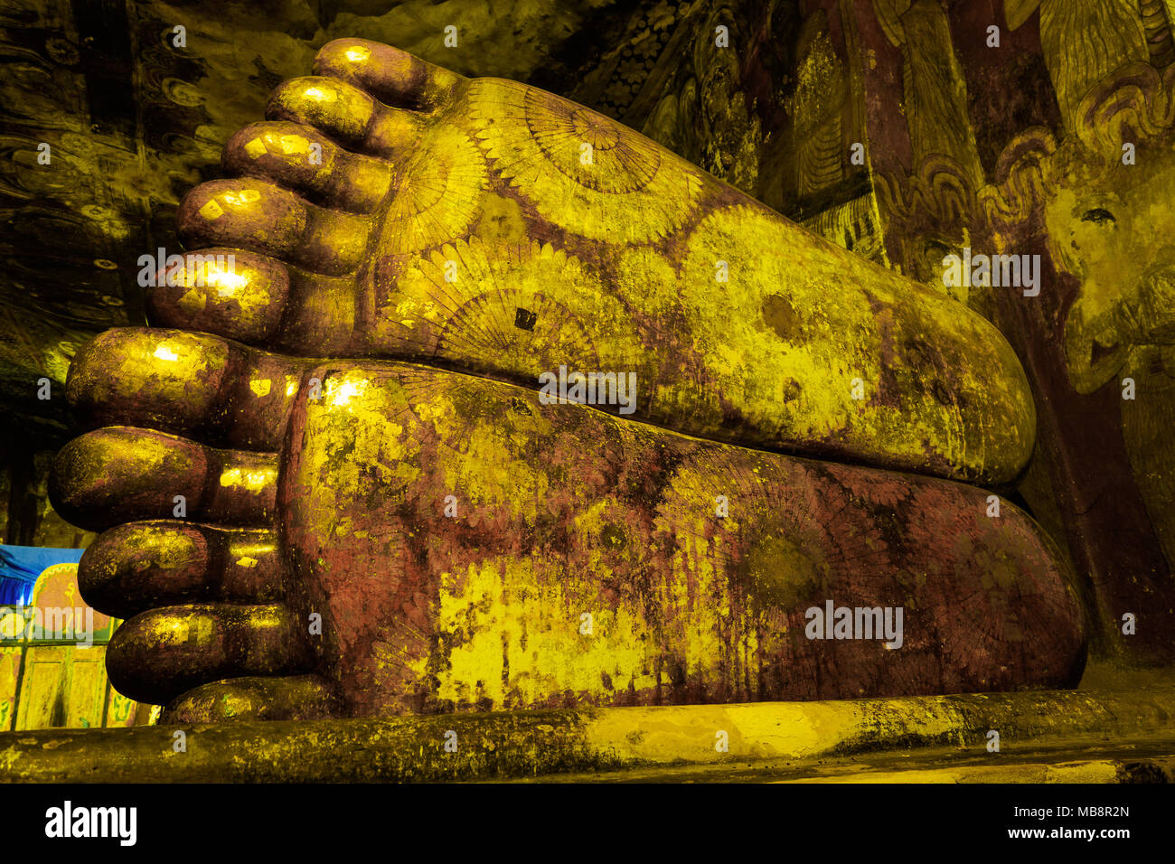 Détails de l'unique du Bouddha couché statut à Dambulla Cave Temple, la cave temple de Sri Lanka qui est le site du patrimoine mondial de l'UNESCO à Damb Banque D'Images