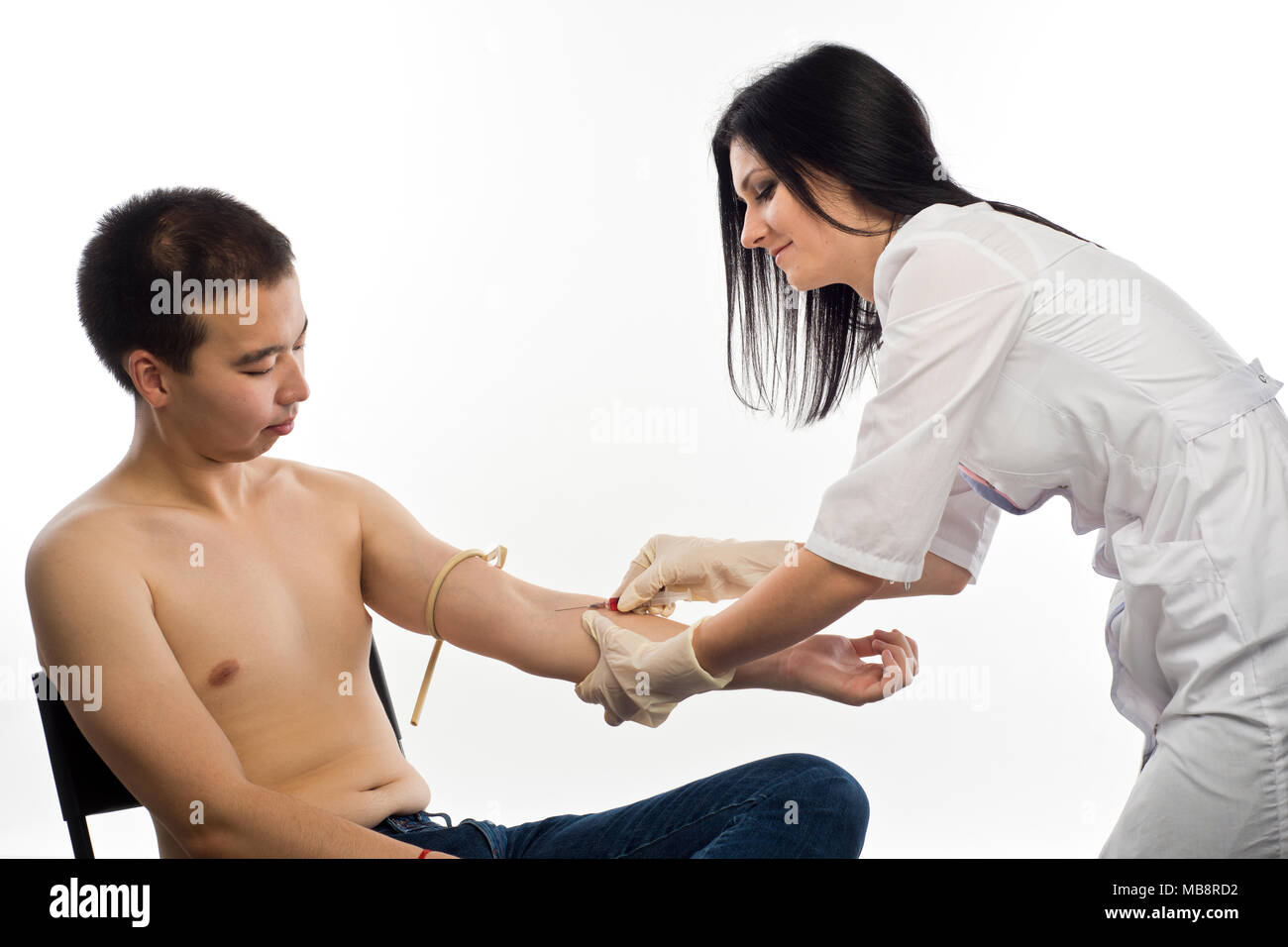 Une femme médecin les injections dans une veine ou prend un test sanguin à partir de la veine de la main du patient de l'apparence de l'Asie de l'Est. Banque D'Images