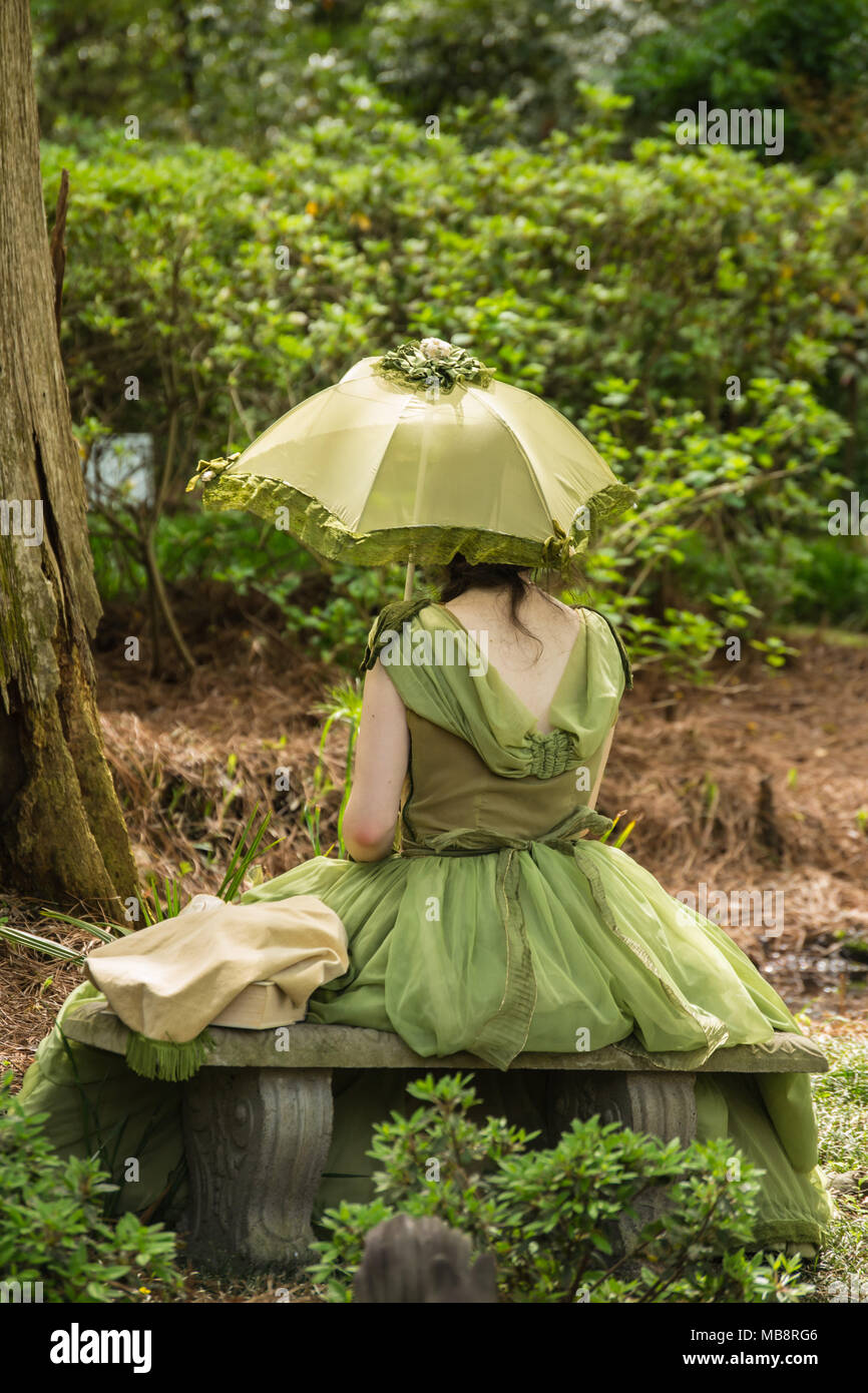 Southern Belle dans le jardin. Azalea Festival annuel à Wilmington, Caroline du Nord USA. Costumes d'avant. Banque D'Images