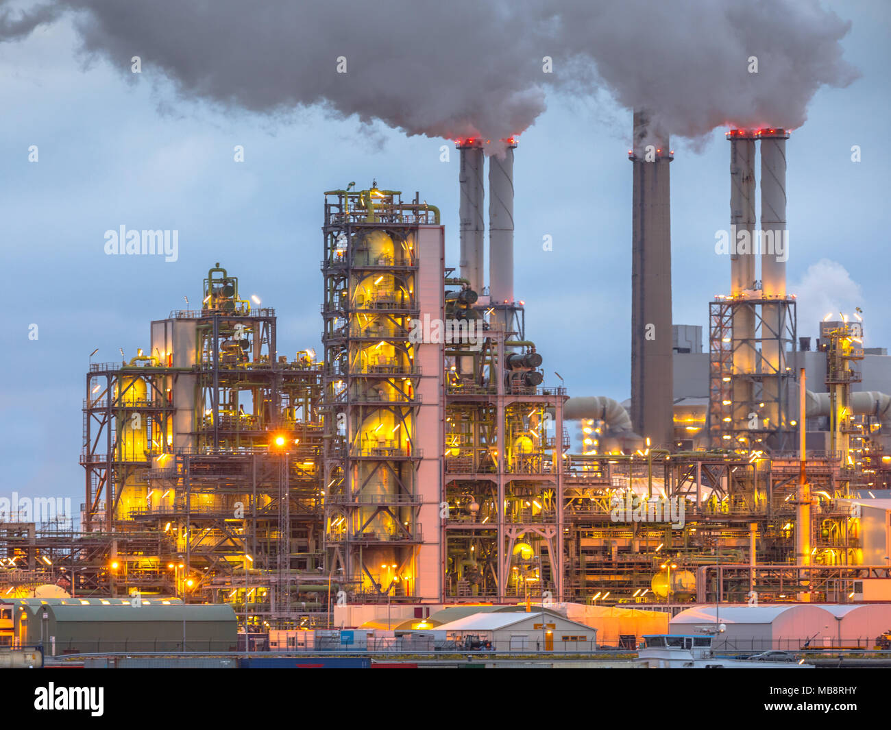 Au crépuscule de l'usine de produits chimiques à Maasvlakte Rotterdam Europoort port industriel Banque D'Images
