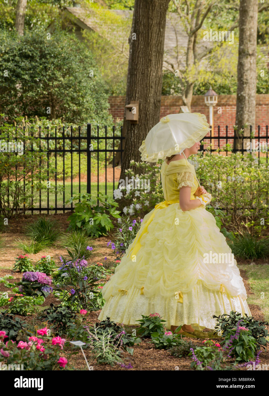 Southern Belle dans le jardin. Azalea Festival annuel à Wilmington, Caroline du Nord USA. Costumes d'avant. Banque D'Images