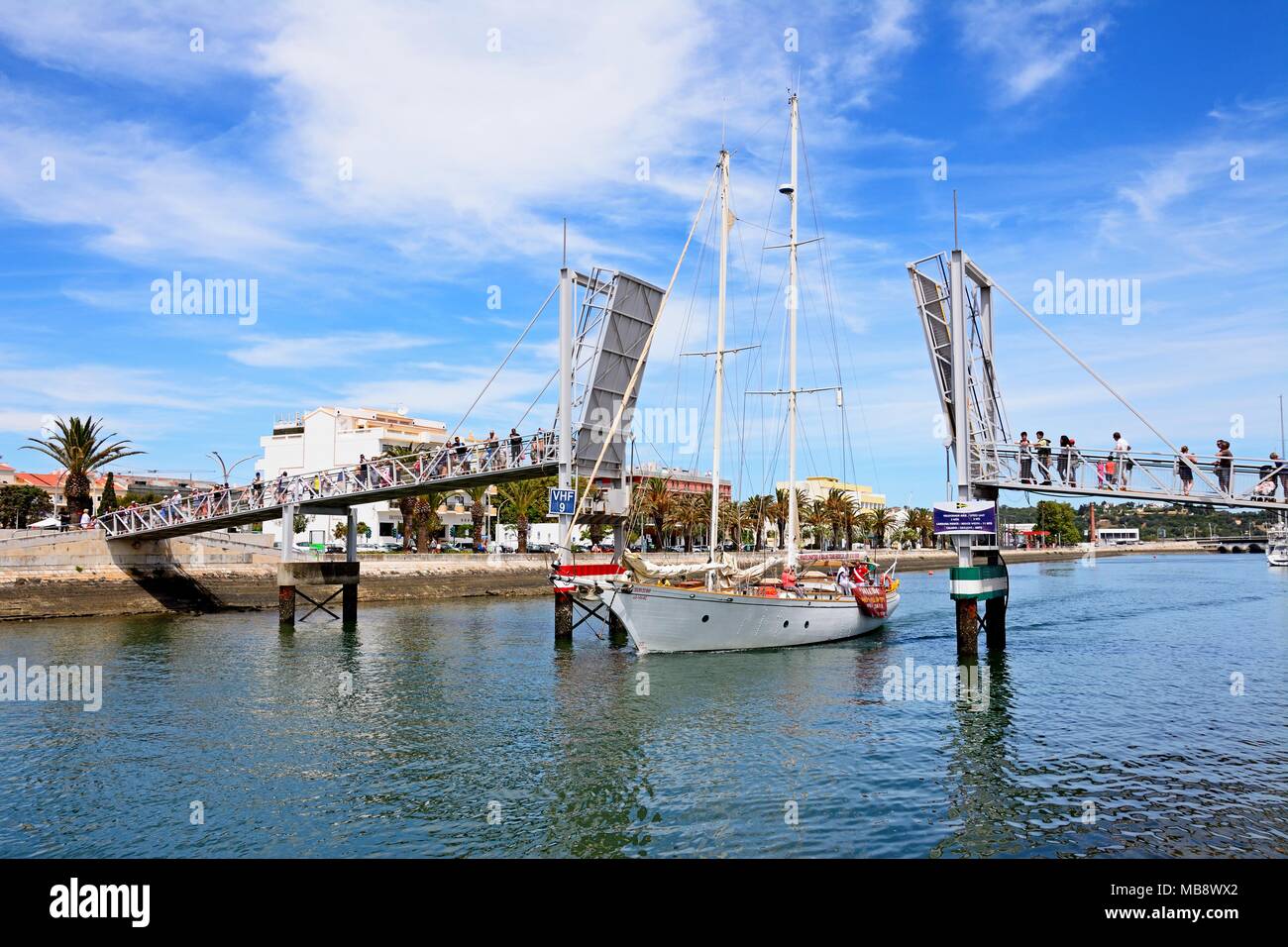 Location de passant par le pont basculant ouvert le long de la rivière Bensafrim avec les piétons attendent pour traverser, Lagos, Algarve, Portugal, Europe. Banque D'Images