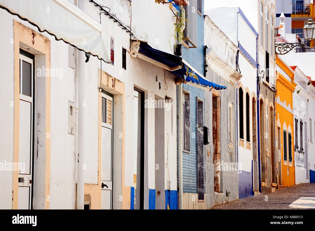 Les bâtiments traditionnels portugais le long d'une rue de la vieille ville, Lagos, Algarve, Portugal, Europe. Banque D'Images