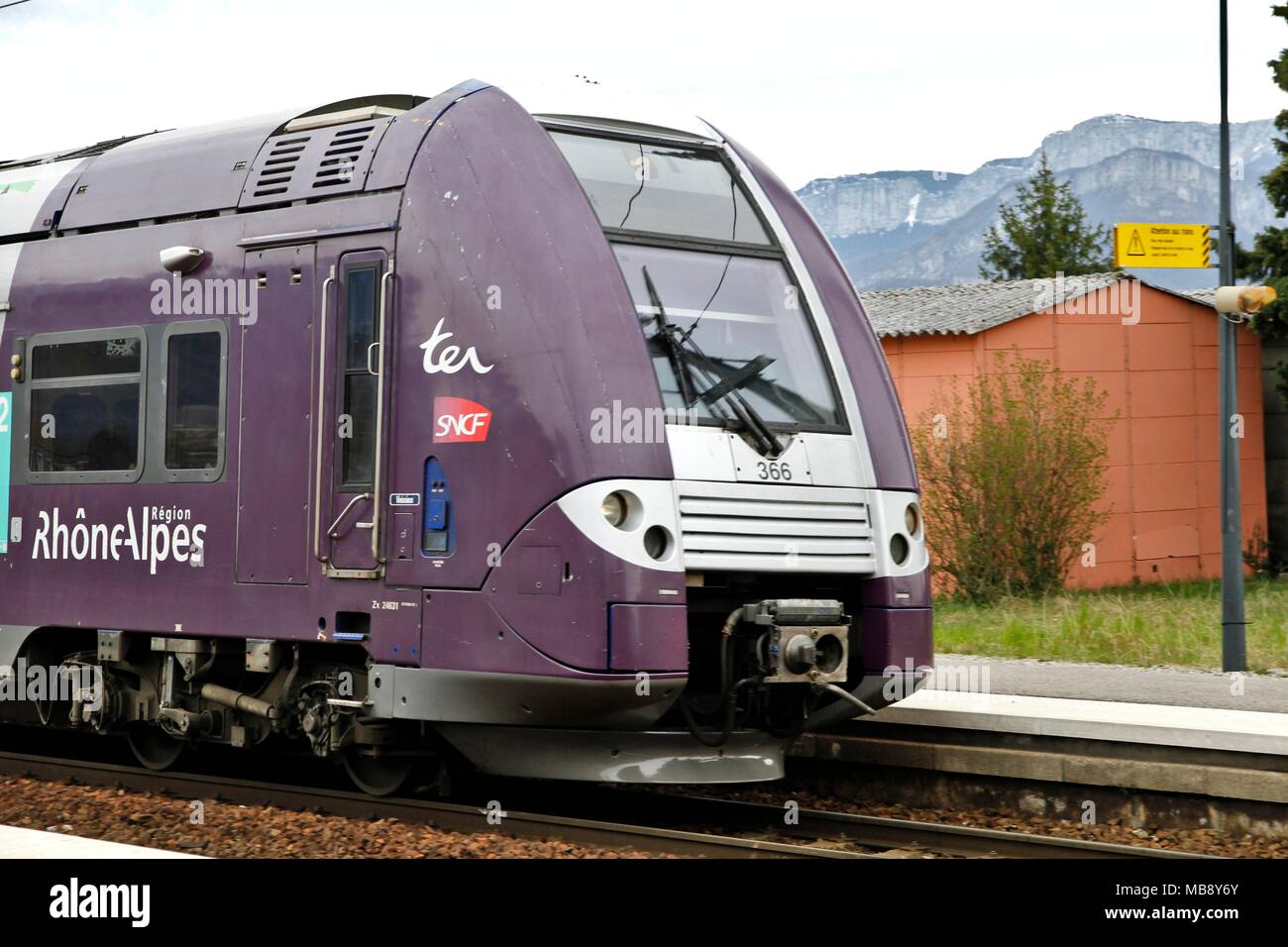 En attendant le ter le long du quai, la gare SNCF de Grenoble, région Rhône-Alpes Auvergne, et le logo de la SNCF, des chemins de fer nationaux du Canada. Grenoble Banque D'Images