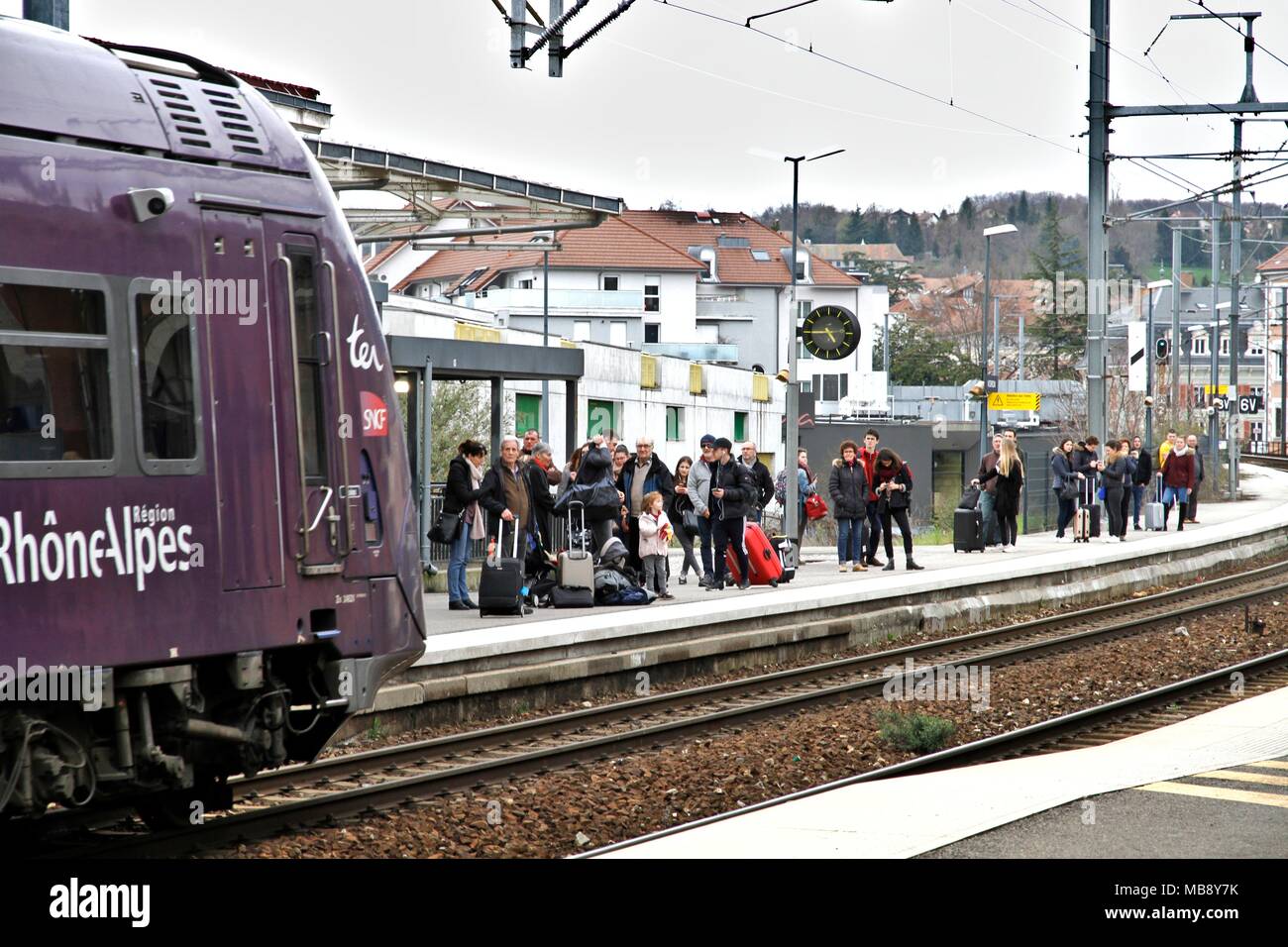 En attendant le ter le long du quai, la gare SNCF de Grenoble, région Rhône-Alpes Auvergne, et le logo de la SNCF, des chemins de fer nationaux du Canada. Grenoble Banque D'Images