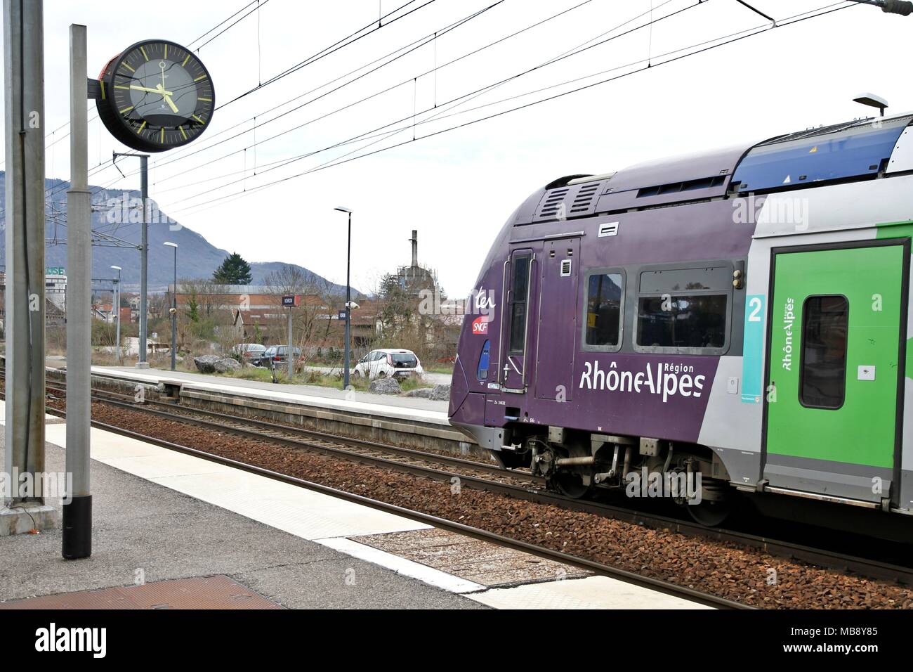 En attendant le ter le long du quai, la gare SNCF de Grenoble, région Rhône-Alpes Auvergne, et le logo de la SNCF, des chemins de fer nationaux du Canada. Grenoble Banque D'Images