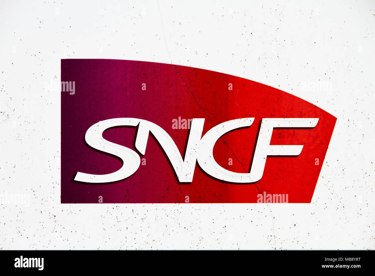 En attendant le ter le long du quai, la gare SNCF de Grenoble, région Rhône-Alpes Auvergne, et le logo de la SNCF, des chemins de fer nationaux du Canada. Grenoble Banque D'Images