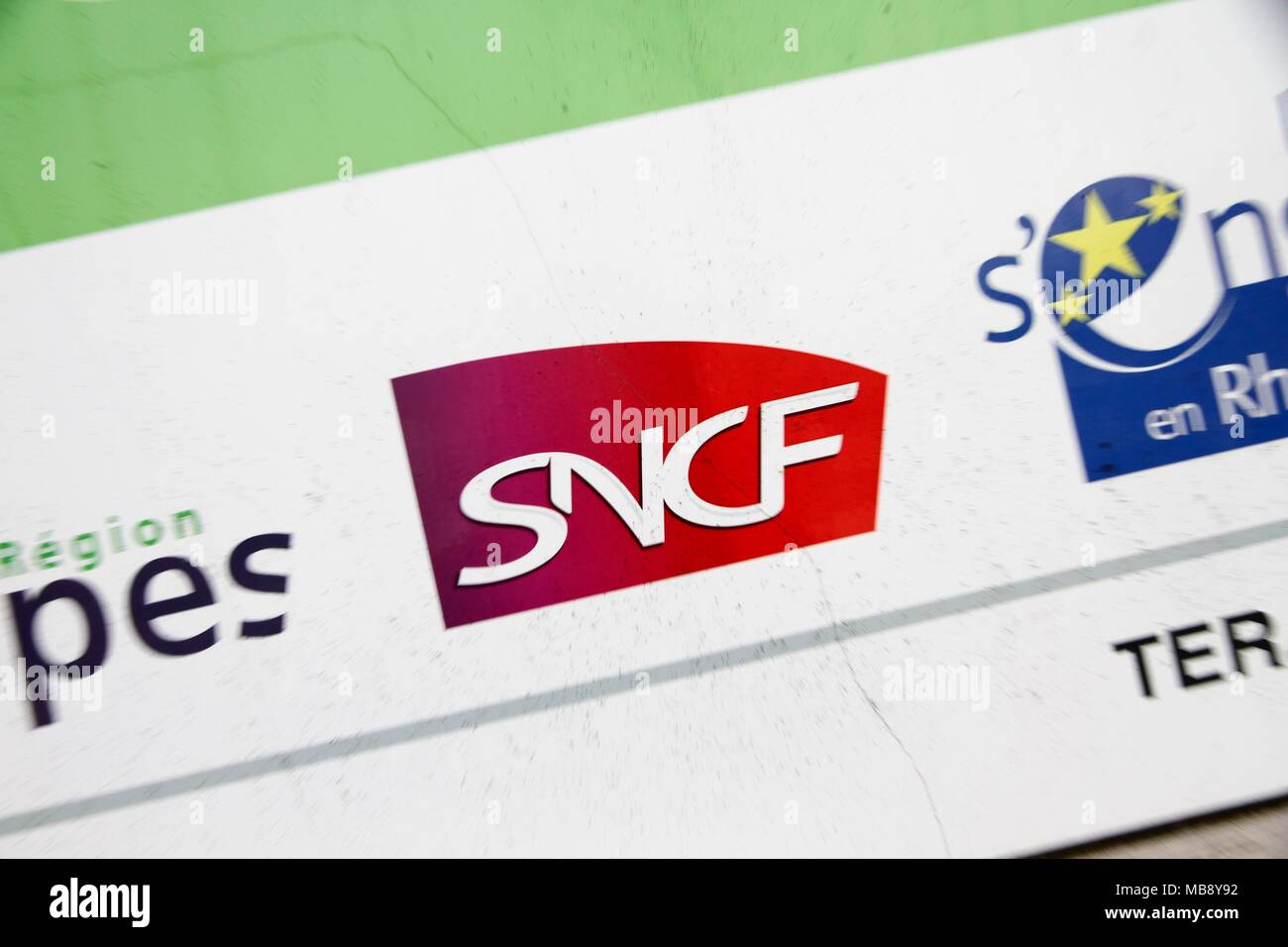 En attendant le ter le long du quai, la gare SNCF de Grenoble, région Rhône-Alpes Auvergne, et le logo de la SNCF, des chemins de fer nationaux du Canada. Grenoble Banque D'Images