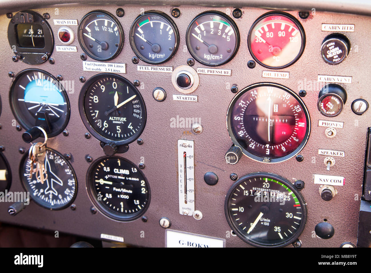 Plan de vieux instruments, instruments Avion, altimètre, la pression de carburant, pression d'huile, de l'altitude, mètre mètre de montée, pilotage, avion, aéronef Banque D'Images