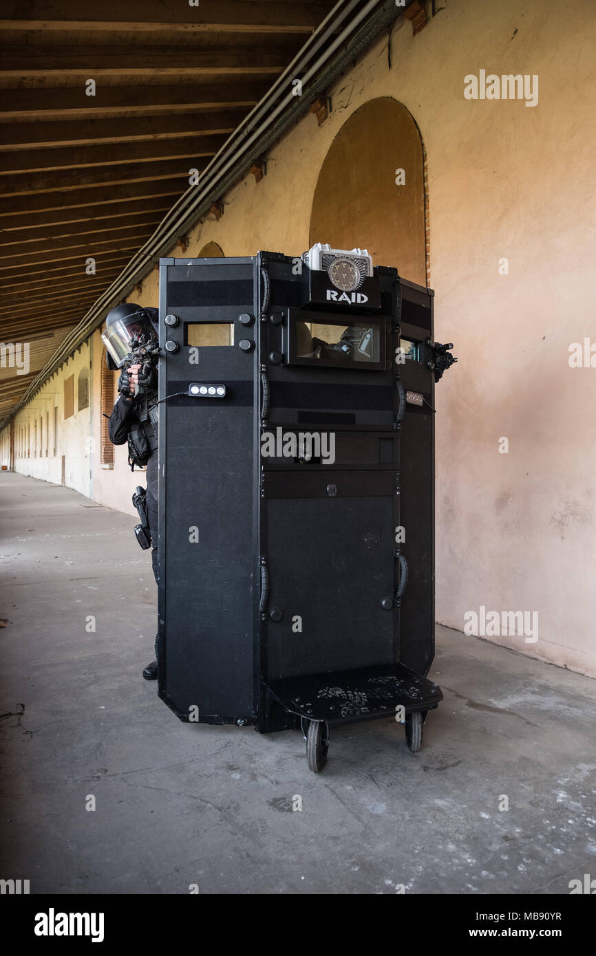 RAID (unité d'élite de la police, des forces spéciales) entraîne à son siège à Toulouse. Ils s'entraînent, y compris le tir, sports, sports de combat, ainsi qu'à une formation tactique qui plongent dans des situations proches de la réalité. Le RAID (unite de police d'élite, forces armées spéciales) s'entraine un fils siège de Toulouse. Ils s'entrainent notamment aux tirs, sports, sports de combat, ainsi qu''un entrainement tactique simulant des conditions réelles. Banque D'Images