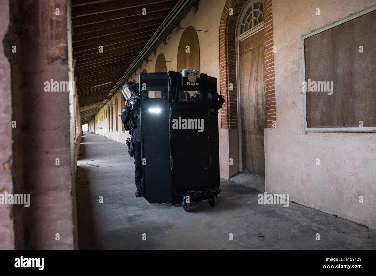 RAID (unité d'élite de la police, des forces spéciales) entraîne à son siège à Toulouse. Ils s'entraînent, y compris le tir, sports, sports de combat, ainsi qu'à une formation tactique qui plongent dans des situations proches de la réalité. Le RAID (unite de police d'élite, forces armées spéciales) s'entraine un fils siège de Toulouse. Ils s'entrainent notamment aux tirs, sports, sports de combat, ainsi qu''un entrainement tactique simulant des conditions réelles. Banque D'Images