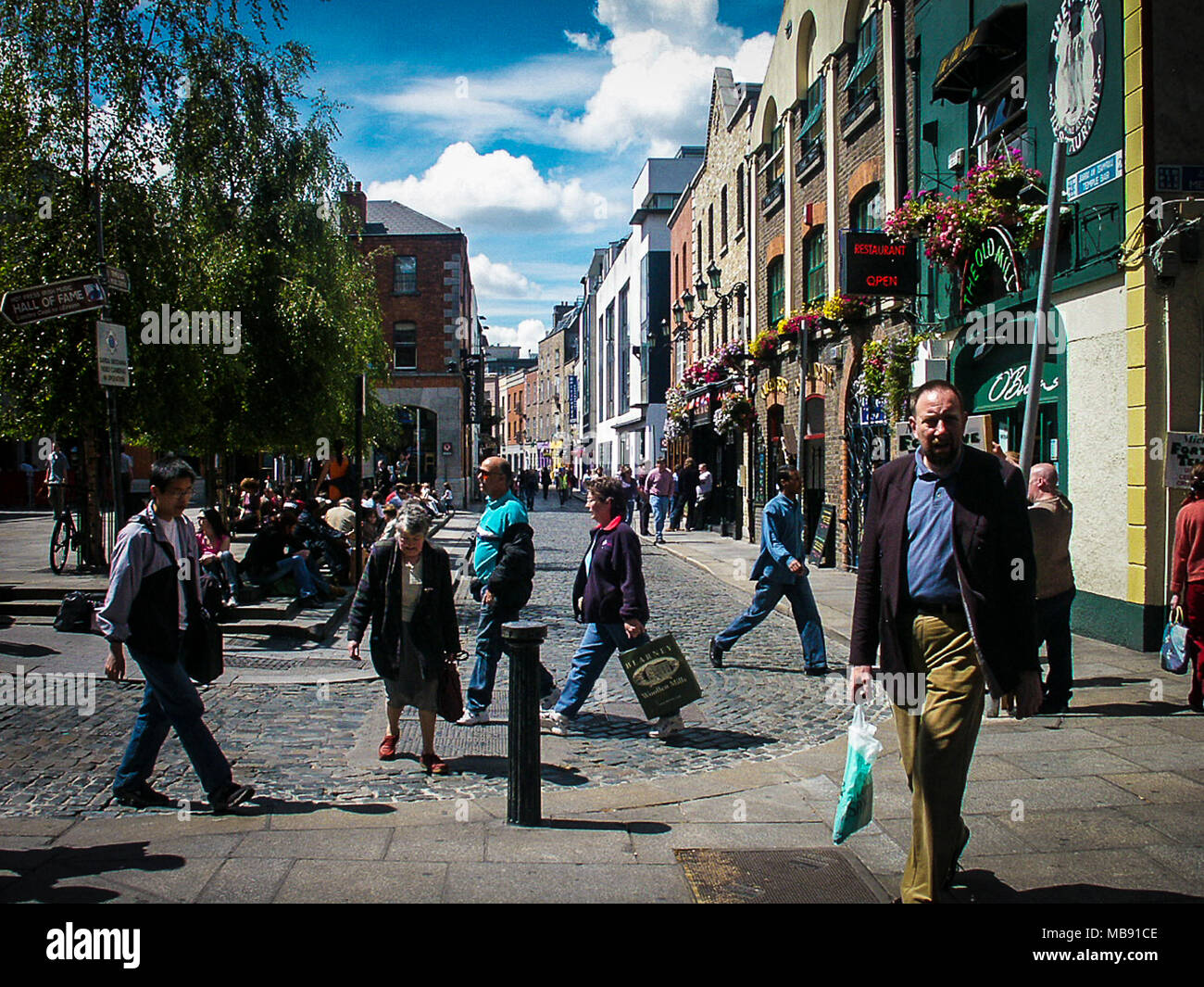 9 JUILLET À DUBLIN : view of Temple Bar avec des personnes non identifiées, Dublin, Irlande,sur,juillet,9,2004. Banque D'Images