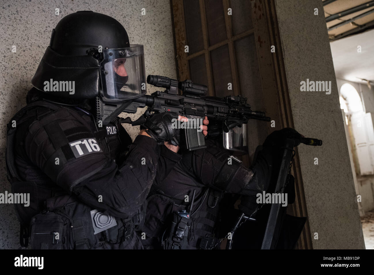 RAID (unité d'élite de la police, des forces spéciales) entraîne à son siège à Toulouse. Ils s'entraînent, y compris le tir, sports, sports de combat, ainsi qu'à une formation tactique qui plongent dans des situations proches de la réalité. Le RAID (unite de police d'élite, forces armées spéciales) s'entraine un fils siège de Toulouse. Ils s'entrainent notamment aux tirs, sports, sports de combat, ainsi qu''un entrainement tactique simulant des conditions réelles. Banque D'Images