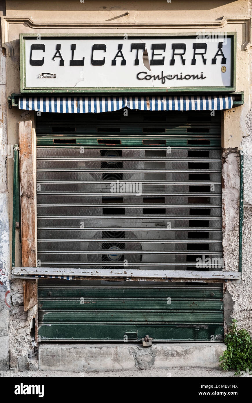 PALERMO-10 juin : une boutique abandonnée dans les rues de la vieille ville, Palerme,Italie,juin 10,2013 sur. Banque D'Images