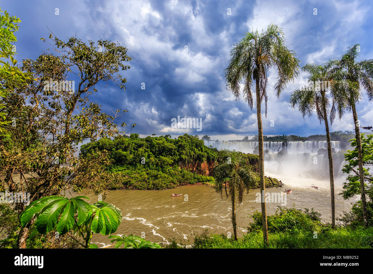 Iguazy Falls vue panoramique à partir de la jungle de palmiers et cloud sky, côté Argentin Banque D'Images