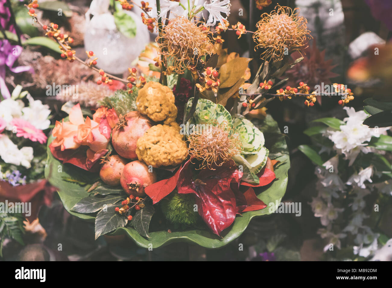 Vintage à droit de fleurs artificielles dans un bouquet pour décoration maison Banque D'Images