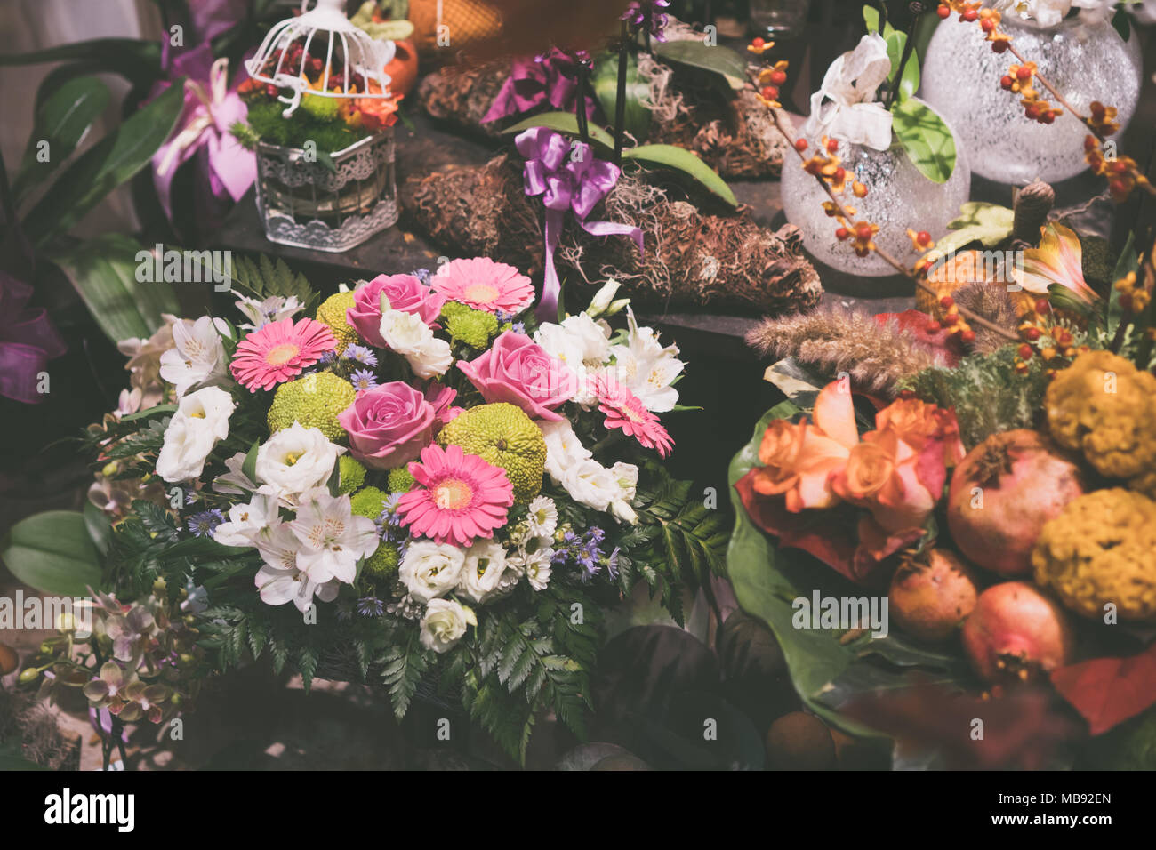 Vintage à droit de fleurs artificielles dans un bouquet pour décoration maison Banque D'Images