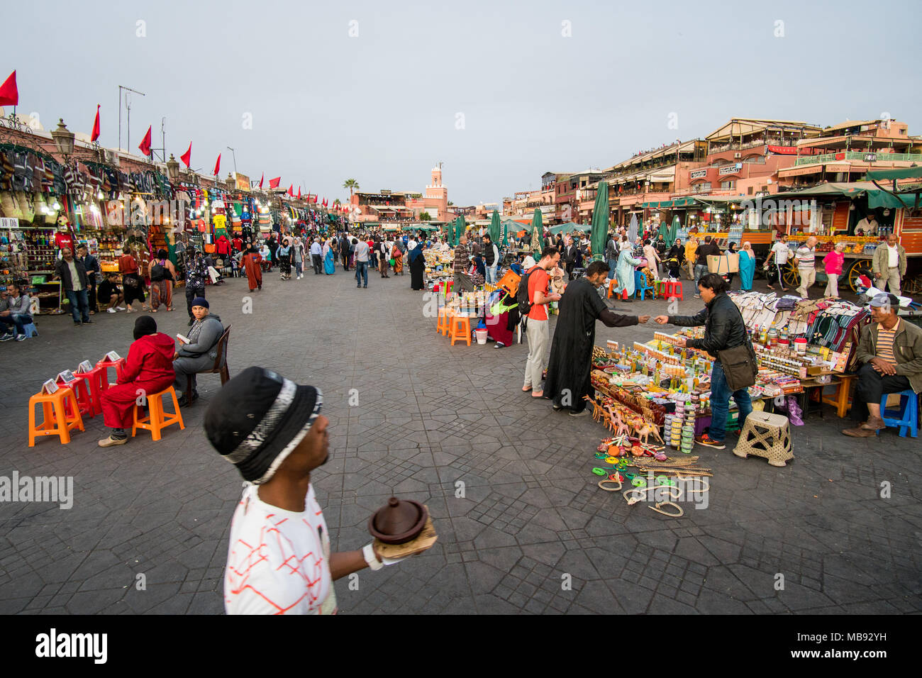 Marrakech, Maroc - 08 novembre 2017 : place du marché marocain Jamaa el Fna à Marrakech médina, appelé aussi la place Jemaa el-Fna, place Djema el-Fna ou Dj Banque D'Images