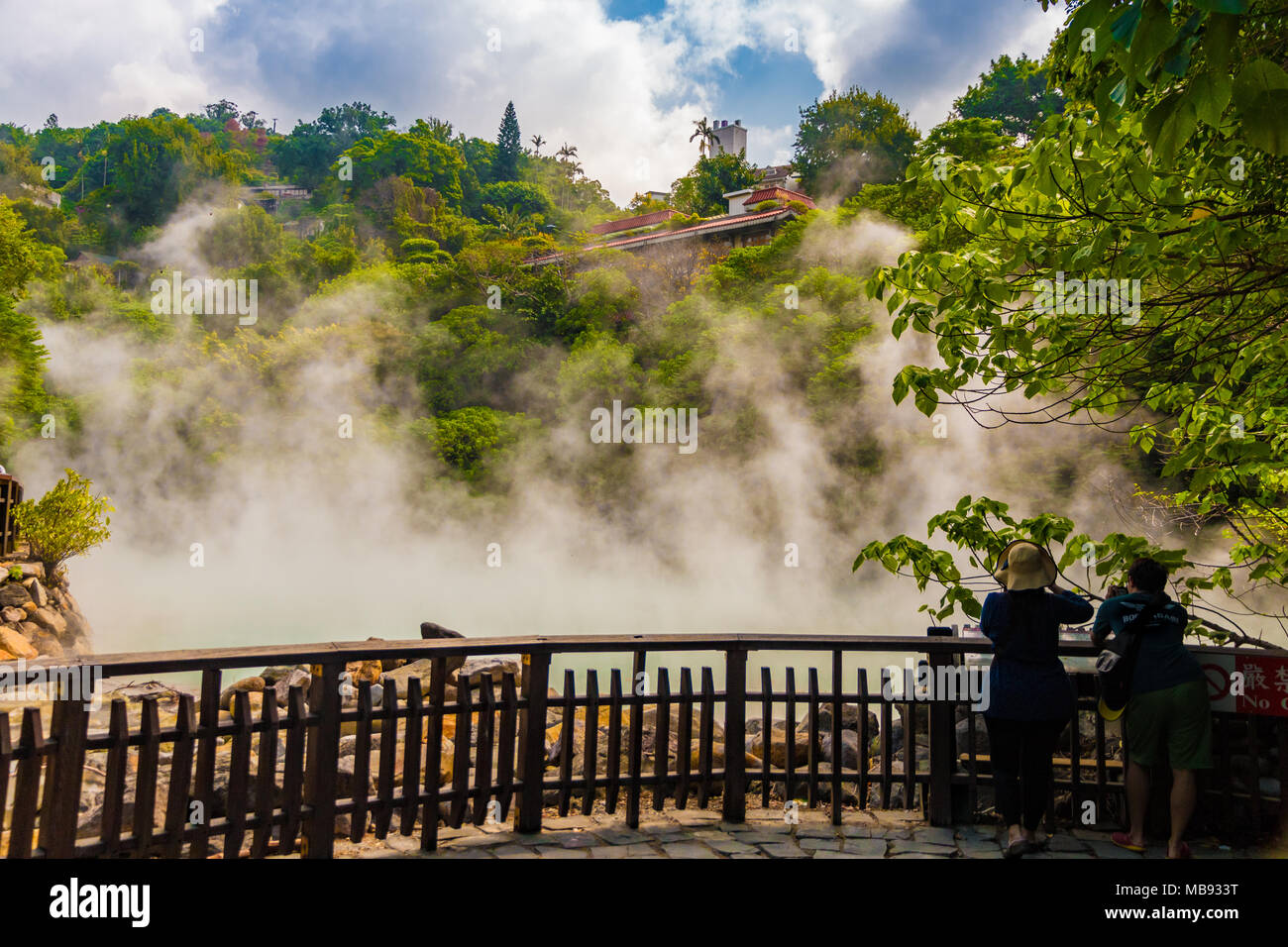 La terrasse d'observation de la vallée thermale Beitou. En face de la garde-corps en bois, encadrée par les rochers, est le hokutolite jade Hot spring. Banque D'Images