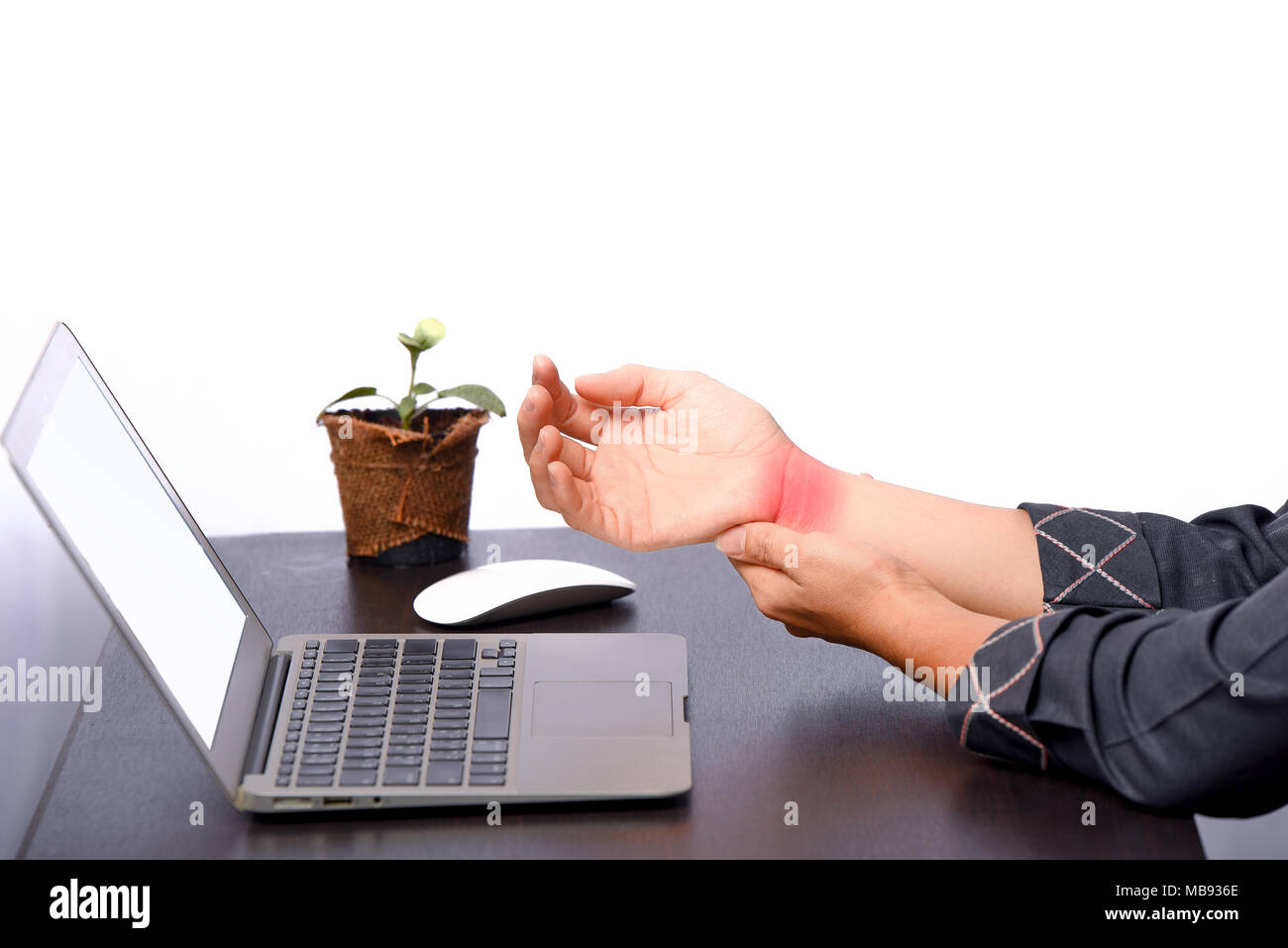 Femme la douleur au bureau du poignet droit, cas femme woking à table et la douleur au poignet droit en raison d'un travail acharné, syndrome de bureau concept Banque D'Images