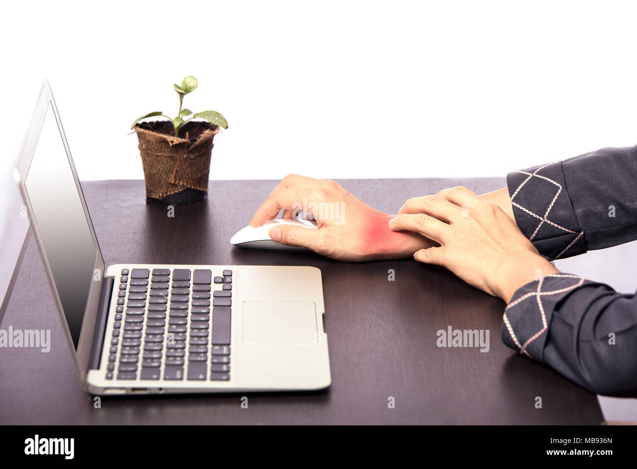 Femme la douleur au bureau du poignet droit, cas femme woking à table et la douleur au poignet droit en raison d'un travail acharné, syndrome de bureau concept Banque D'Images