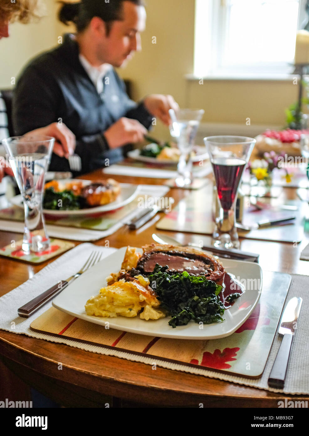 Maison traditionnelle en Beef Wellington avec filet de boeuf en croûte servi avec pommes de terre au gratin et Cavola Nero terre sauce vin rouge pour dimanche lunc Banque D'Images