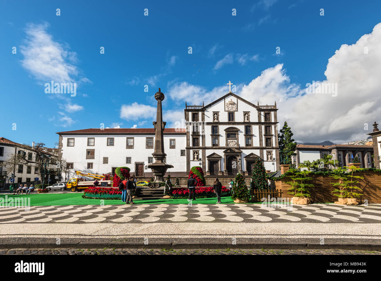 Paris, France - 10 décembre 2016 : Les gens sont au repos en face de l'église de São João Evangelista sur place de la mairie de Funchal, île de Madère, Banque D'Images