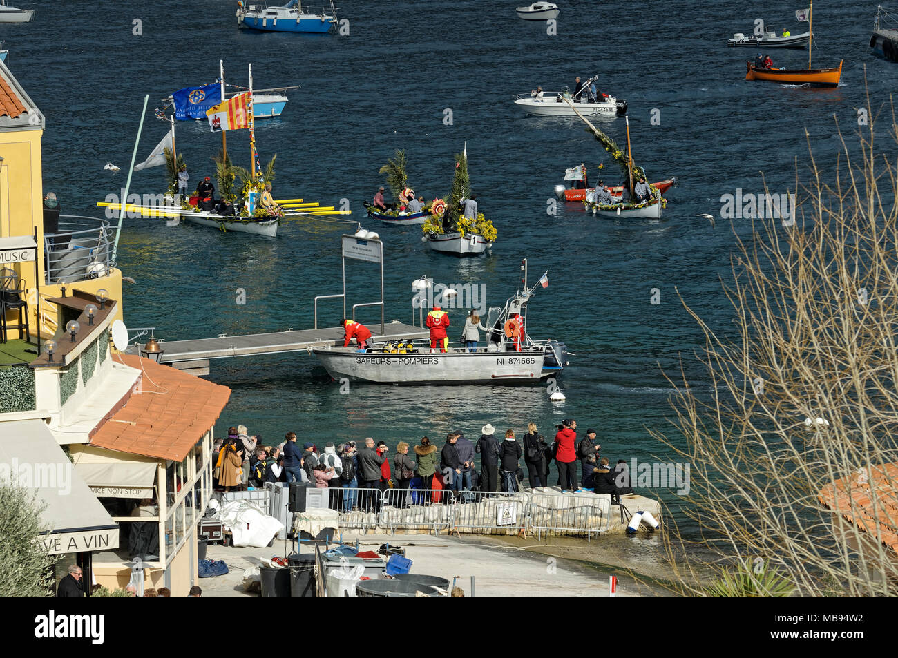 Carnaval de Nice, dans la Riviera française, est l'un des principaux événements du carnaval. Ici, le cuirassé fleuri à Villefranche-sur-mer. Banque D'Images