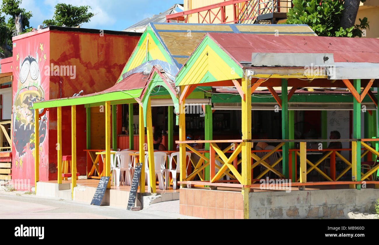 Restaurant côté rive colorés de fête sur la plage des Caraïbes Banque D'Images