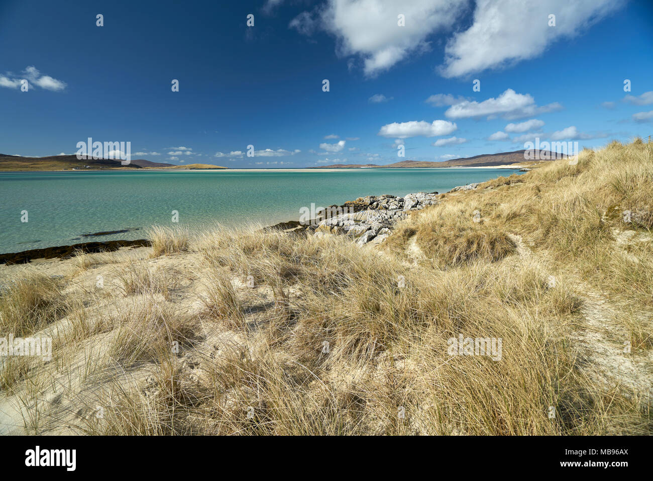 Dunes de sable donnent sur la mer à tropicales autour de Luskentyre sur l'île de Harris, en Écosse. Banque D'Images