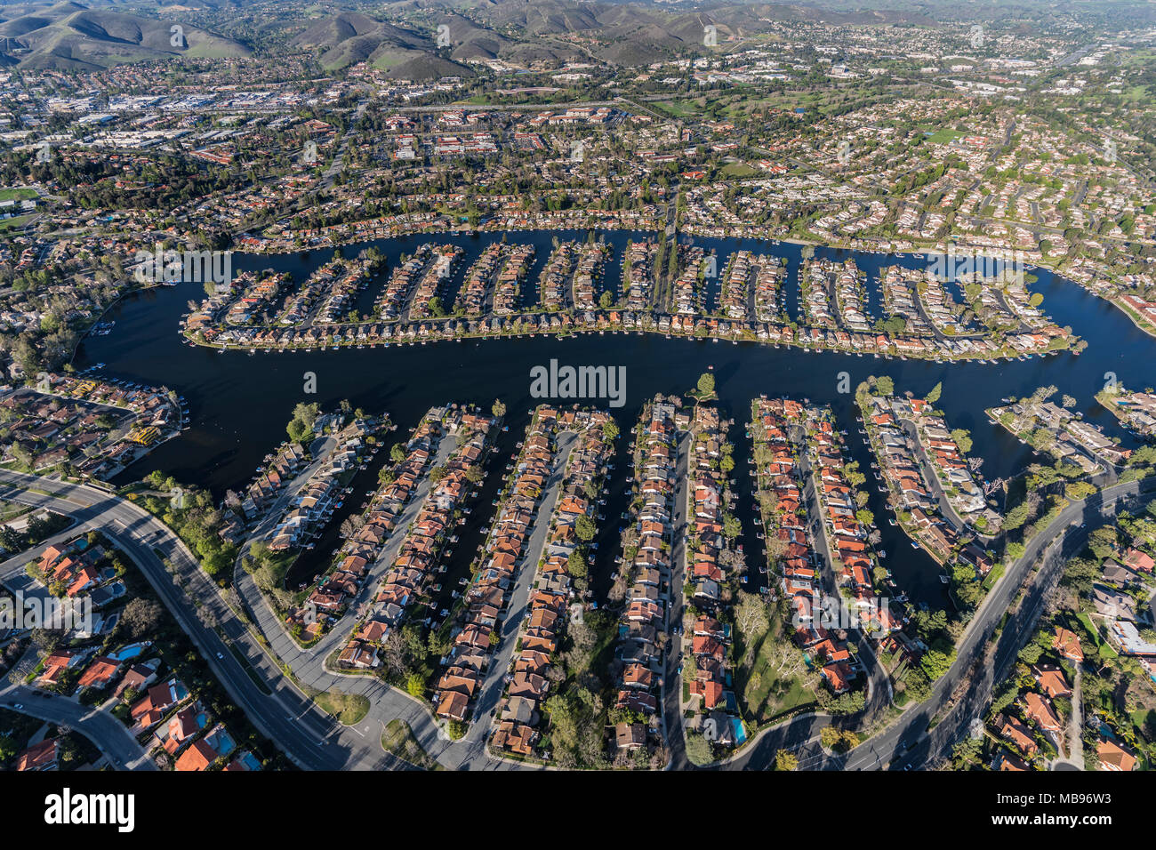 Vue aérienne de maisons sur l'île de Westlake dans le mille chênes et Westlake Village des collectivités du sud de la Californie. Banque D'Images