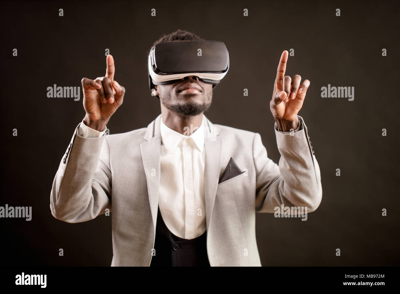 L'homme danse en casque de réalité virtuelle Banque D'Images