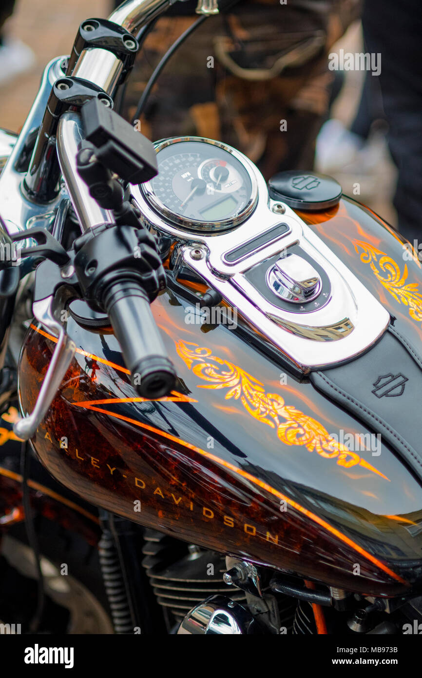 7 avril 2018 Abington Street Royaume-uni Northampton Northampton roule en Harley-Davidson premier événement par le conseiller Terry Wire Lab pour St James Banque D'Images