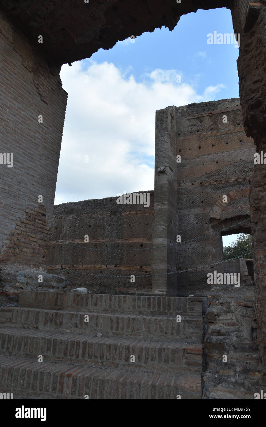 Ruines de la Salle des Philosophes la Villa d'Hadrien à Tivoli, Italie. La villa a été construite comme une retraite à Tibur pour l'empereur romain Hadrien lors de la Banque D'Images