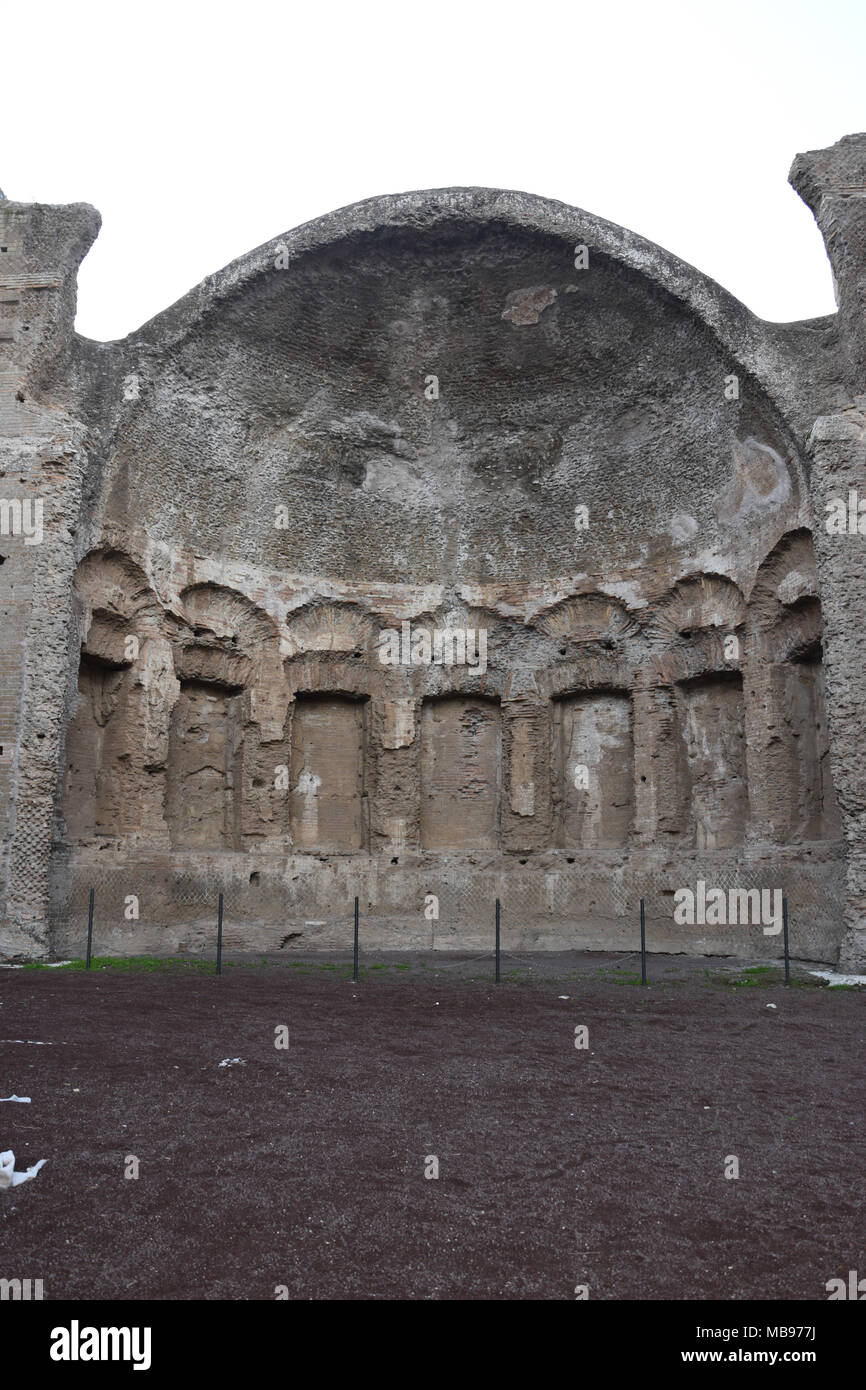 Ruines de la Salle des Philosophes la Villa d'Hadrien à Tivoli, Italie. La villa a été construite comme une retraite à Tibur pour l'empereur romain Hadrien lors de la Banque D'Images