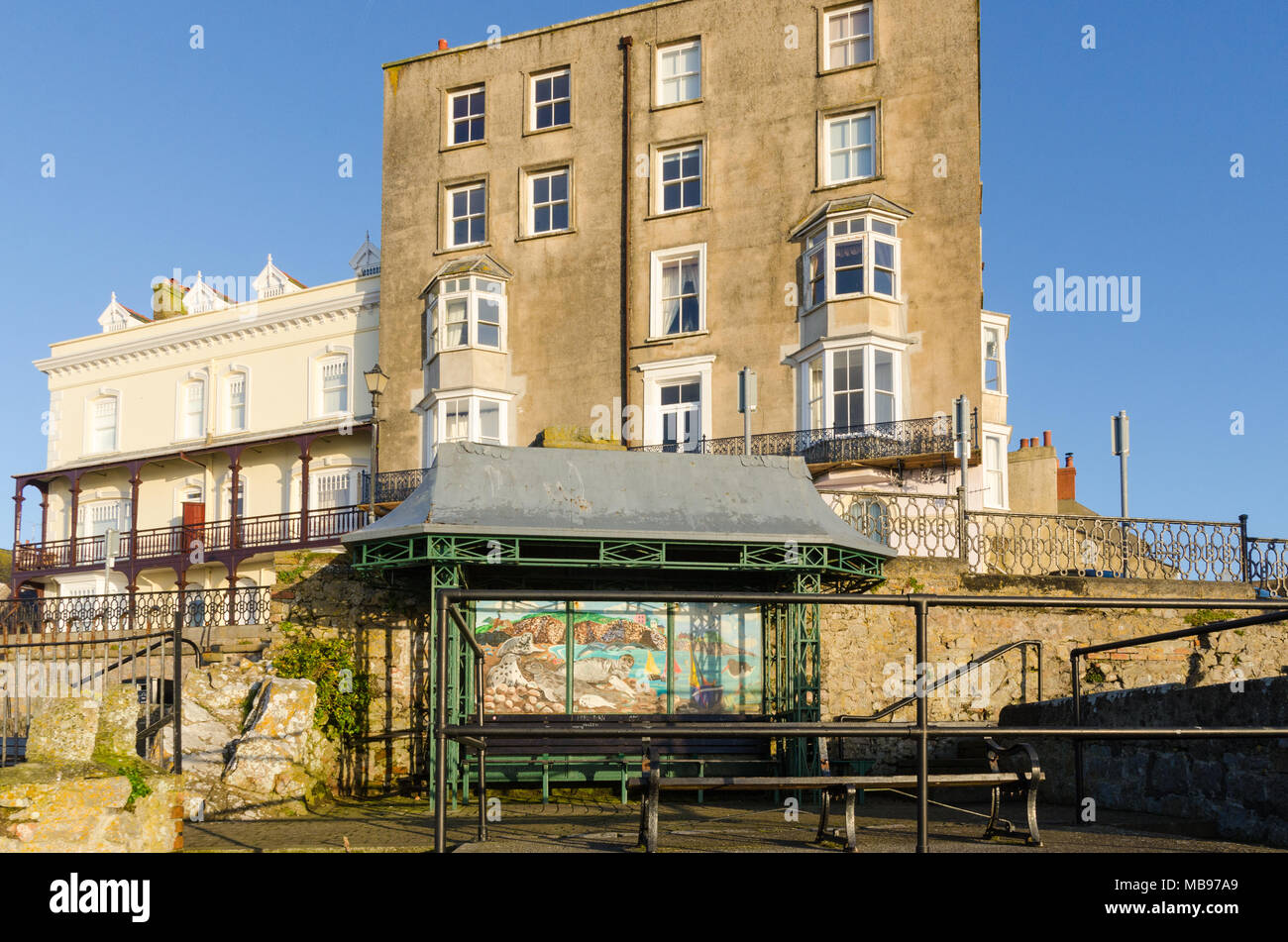 Victorian style bord de mer donnant sur la plage du château d'abris à Tenby, Pembrokeshire, Pays de Galles au début du matin Banque D'Images