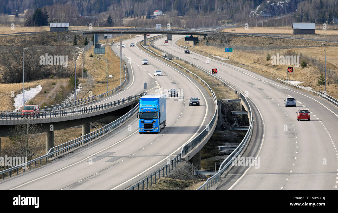 SALO, FINLANDE - le 7 avril 2018 : le printemps paysage de la route européenne E18 dans le sud de la Finlande avec la nouvelle génération de semi-remorque Scania R500 de FE-Tran Banque D'Images