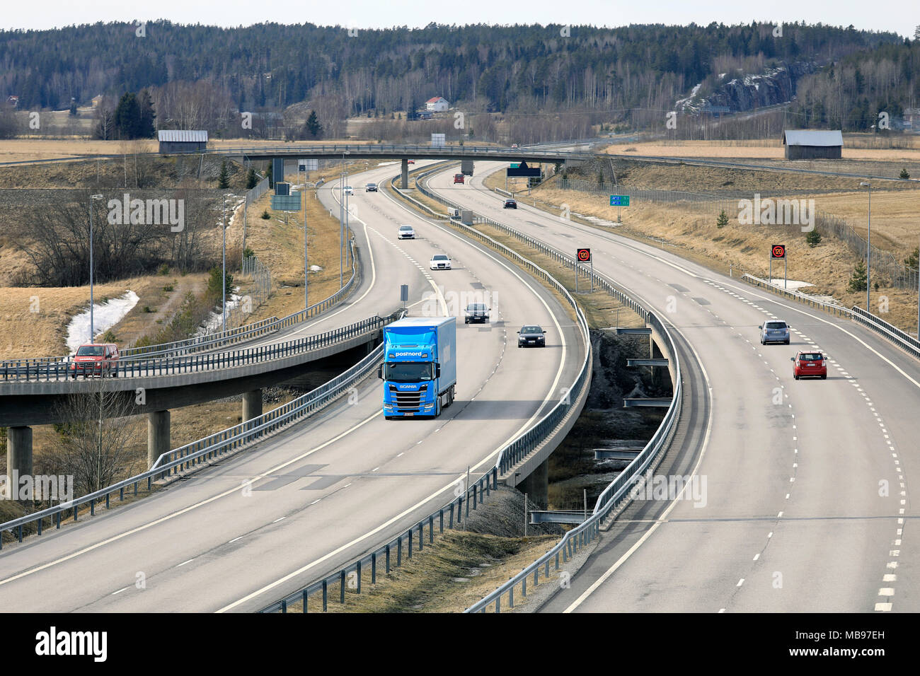 SALO, FINLANDE - le 7 avril 2018 : le printemps paysage de la route européenne E18 dans le sud de la Finlande avec la nouvelle génération de semi-remorque Scania R500 de FE-Tran Banque D'Images