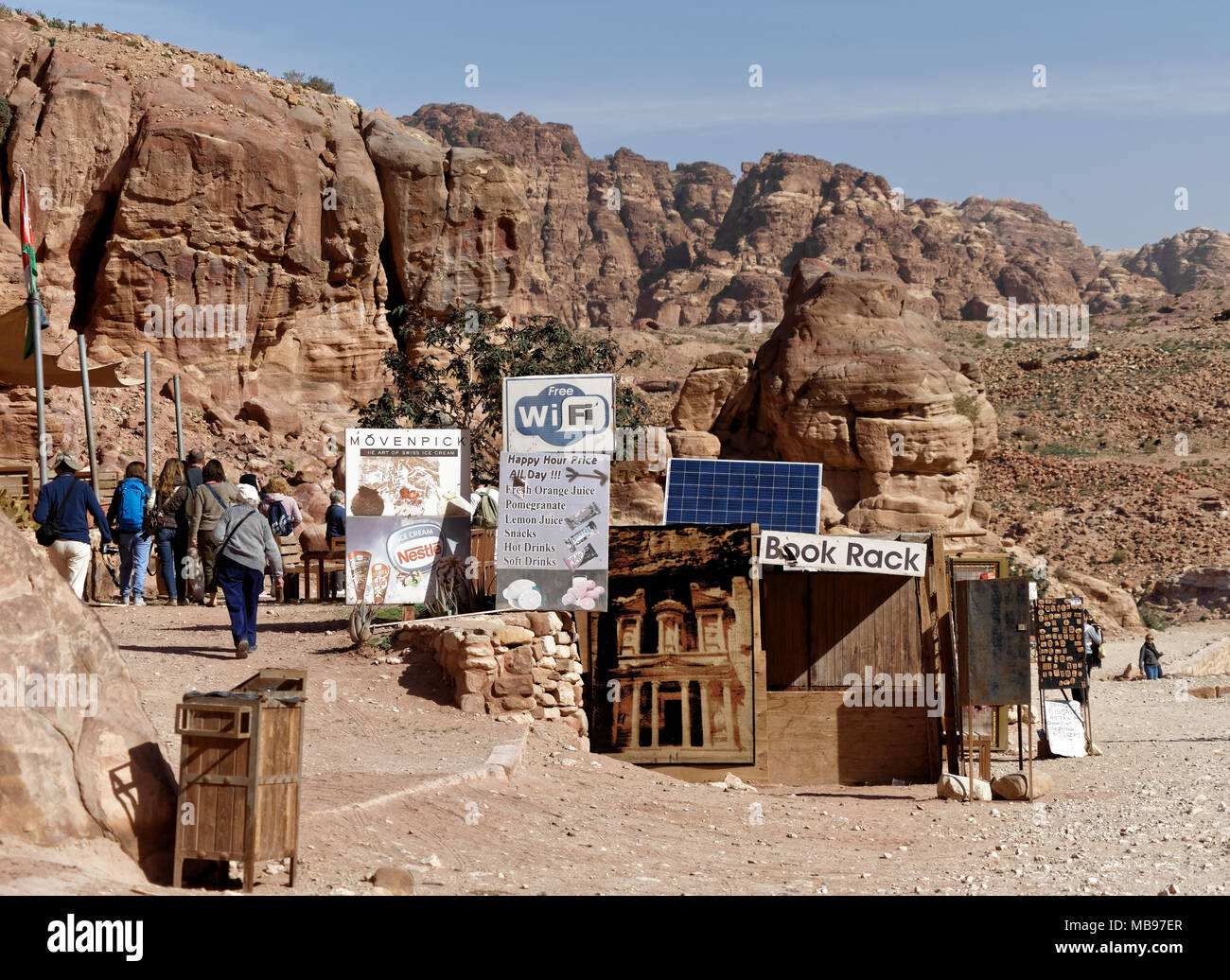 Petra, Wadi Musa, la Jordanie, le 9 mars 2018 : un étal avec de nombreux signes de rafraîchissements, livres et souvenirs touristiques Banque D'Images