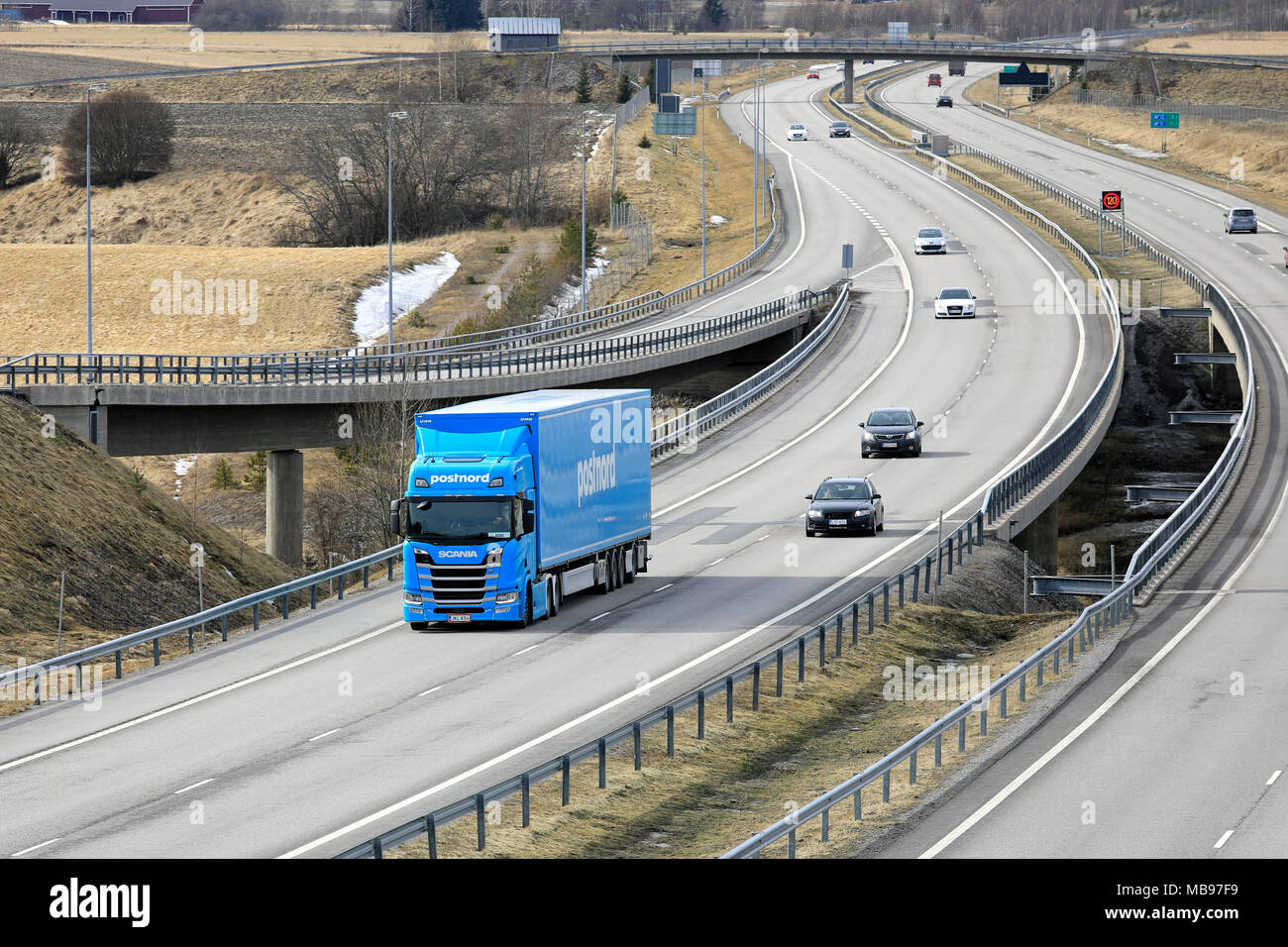 SALO, FINLANDE - le 7 avril 2018 : le printemps paysage de la route européenne E18 dans le sud de la Finlande avec la nouvelle génération de semi-remorque Scania R500 de FE-Tran Banque D'Images