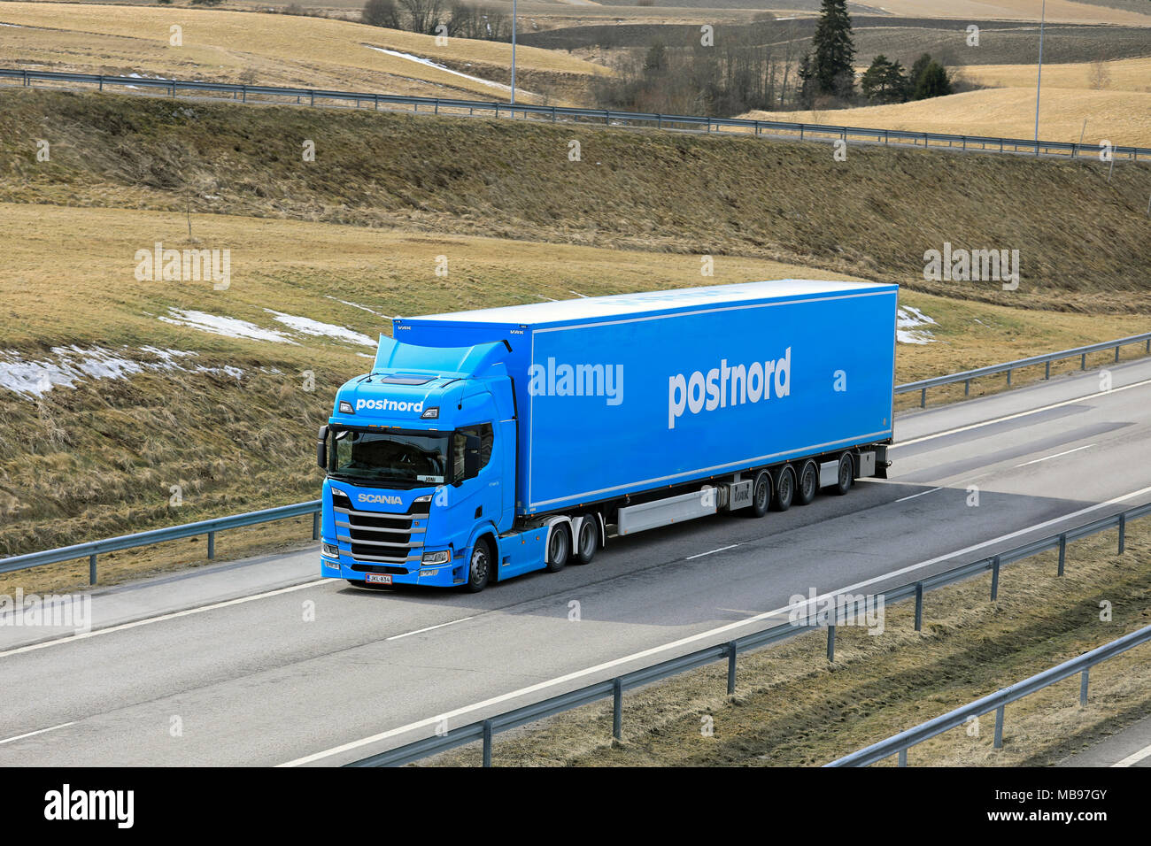 SALO, FINLANDE - le 7 avril 2018 : nouvelle génération de semi-remorque Scania R500 de FE-trans pour la logistique PostNord fournit le long de la charge autoroute E18 dans le sud o Banque D'Images