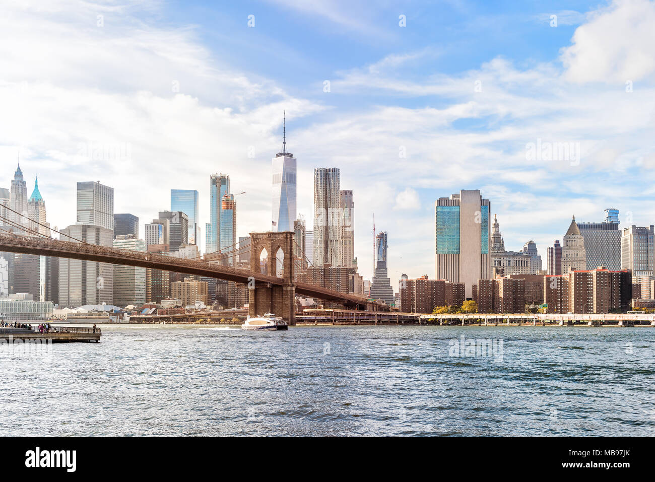 Vue sur NYC New York City Pont de Brooklyn Park par East River, au cours de l'horizon urbain soft vintage coucher du soleil doré, à l'extérieur de la construction en plein air skysc Banque D'Images