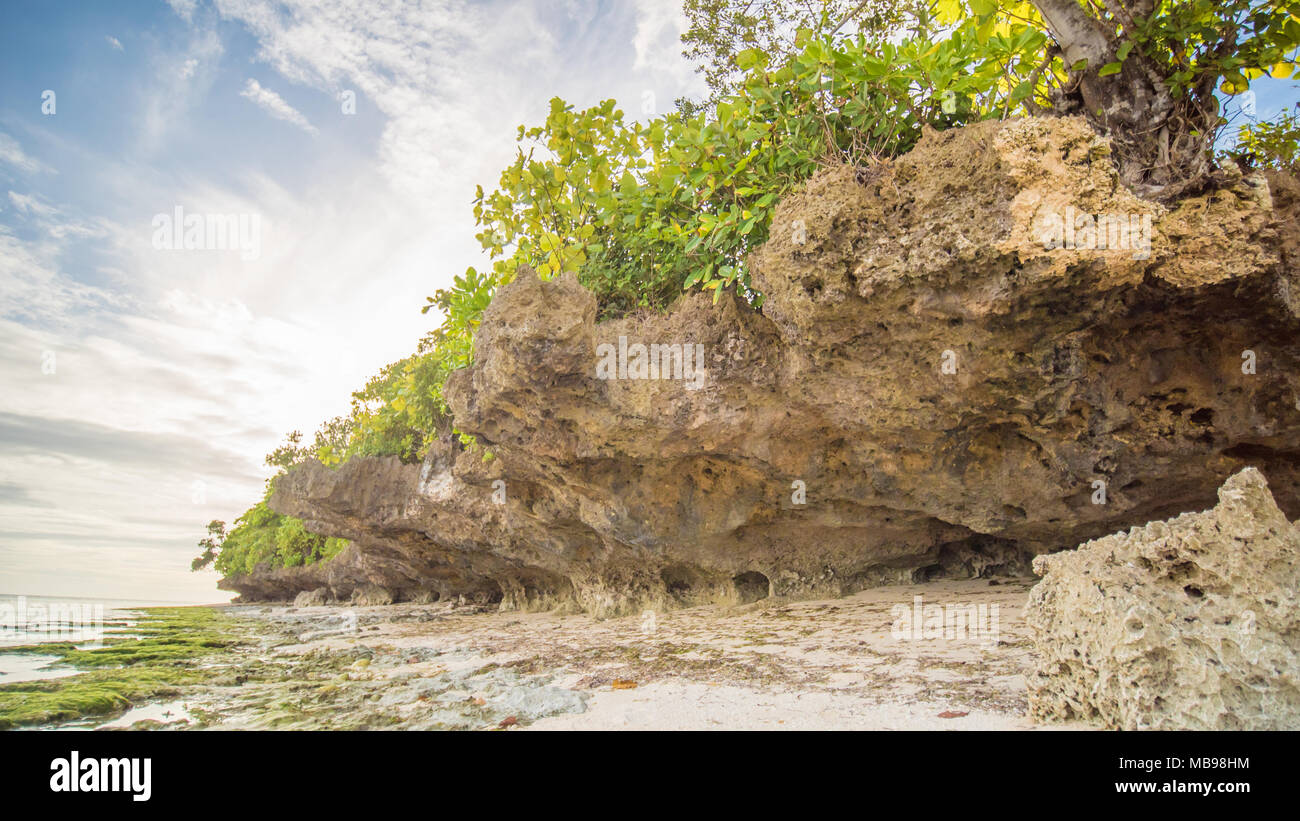 Belle nature douce des Philippines. L'île de Bohol. Une plage avec des falaises en pente. Anda. Poblacion village. Banque D'Images