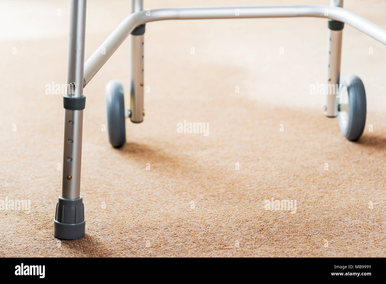 Cadre de marche à roulettes, de réadaptation aide à la marche. Banque D'Images